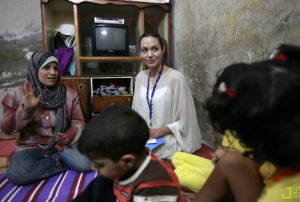 Angelina-Jolie-besöker-flyktingar