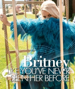Britney har en blå muppjacka