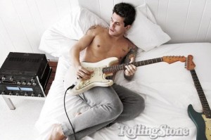 John Mayer med sin gitarr och tatueringar