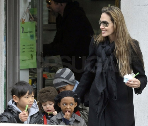Angelina Jolie med barnen