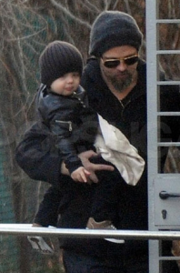 Knox Leon med pappa Brad Pitt