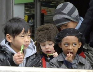 barnen Jolie-Pitt äter glass